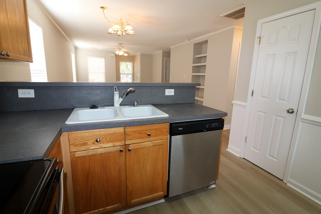 Building Photo - Location! Location! 3 bedroom End Unit Tow...