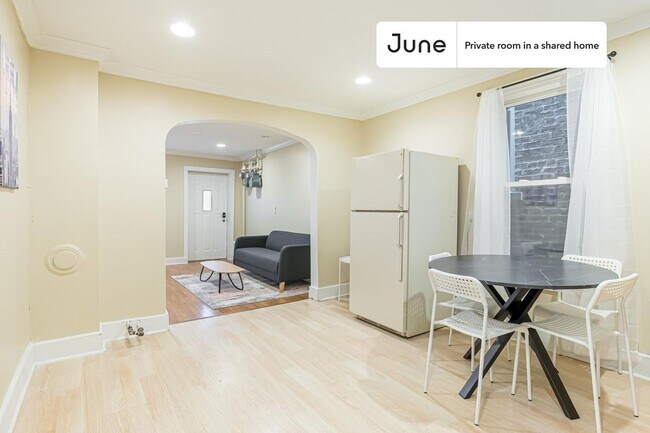 Building Photo - Room in Shared 3 bed/1 bath home