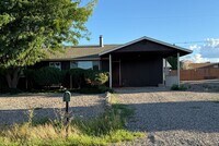 Building Photo - 3 Bedroom, 2 bath home located in the hear...