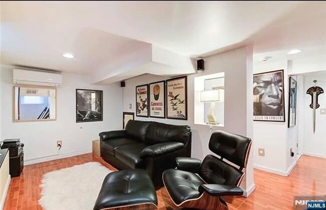 Building Photo - 112 Tenafly Rd