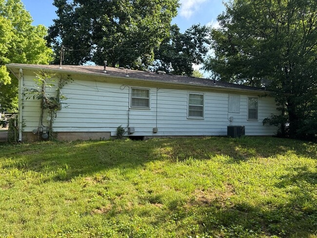 Building Photo - 3 Bedroom Home $1095! 2 Living Areas! Sout...