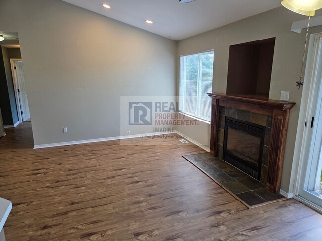Building Photo - Check out this wonderful 3.0 bedroom, 2.0 ...
