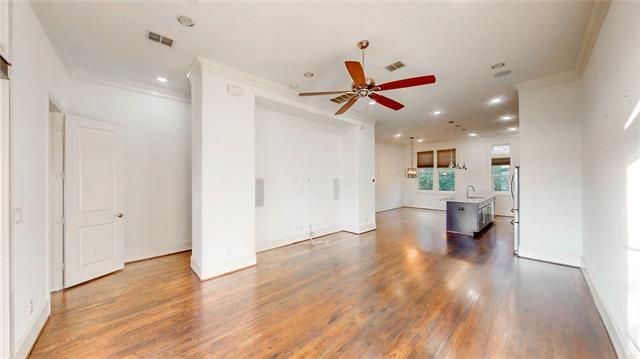 Building Photo - 620 S Pearl Expy