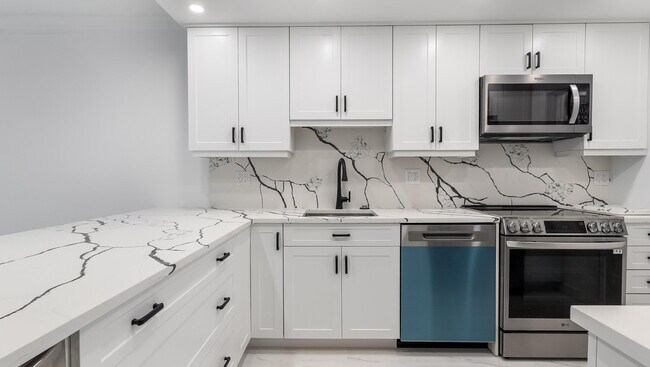 Building Photo - 3000 N Palm Aire Dr