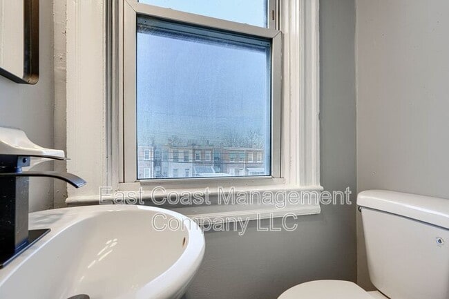 Building Photo - 3028 Kenyon Ave