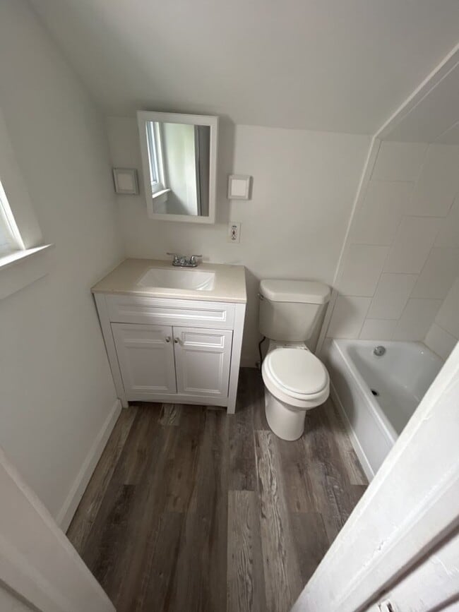 Building Photo - Charming 5-Bedroom Property in Prime Location