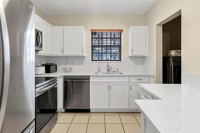 Building Photo - 1030 W 53rd Terrace