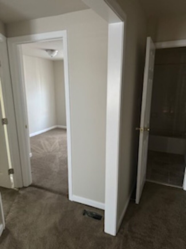 Building Photo - Beautiful Row Home for You! Washer/Dryer I...