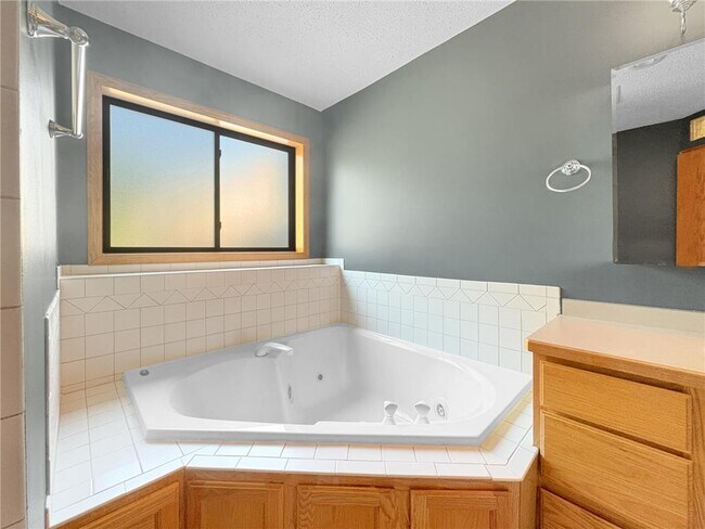 Building Photo - 717 Ashley Dr