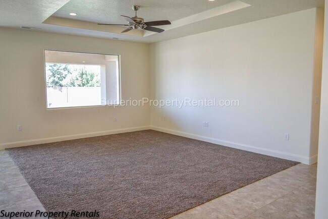 Building Photo - 4 bed, 2.5 bath home, 2 car garage with a large yard/ Pet friendly