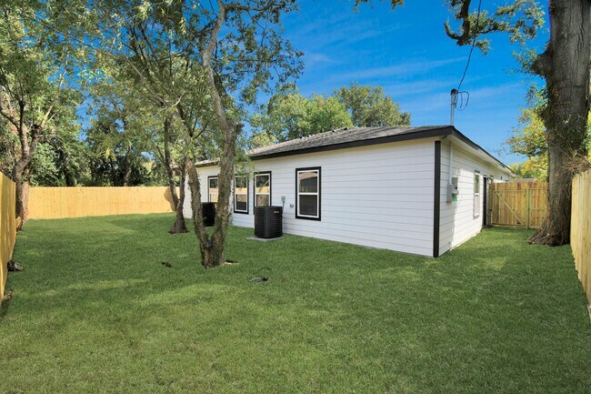 Building Photo - 5941 Southlea St