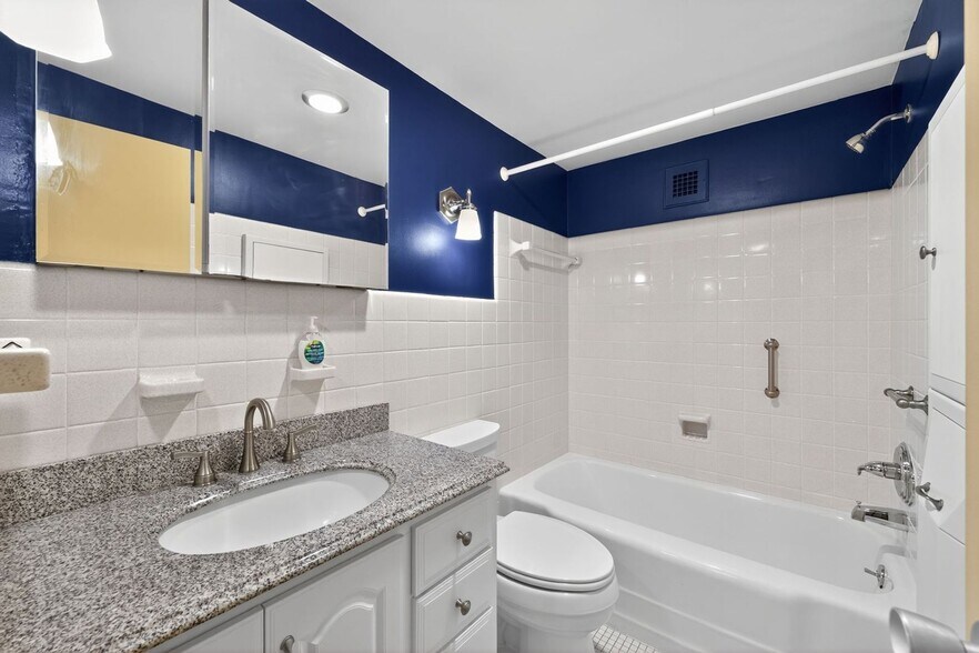 Building Photo - 2324 Madison Rd