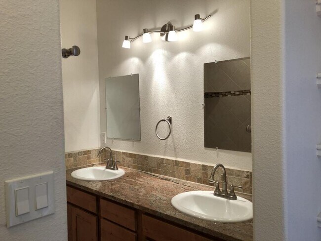 Building Photo - 1703-E Lomas Blvd NW