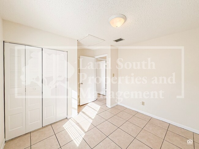 Building Photo - 5842 Charlton Dr