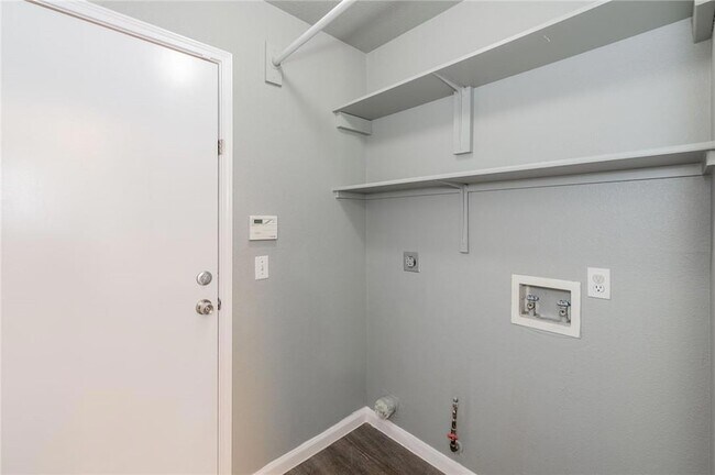 Building Photo - 1000 Honeysuckle Dr