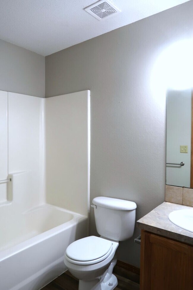 Building Photo - Beautiful 4 Bedroom 3 Bathroom Home