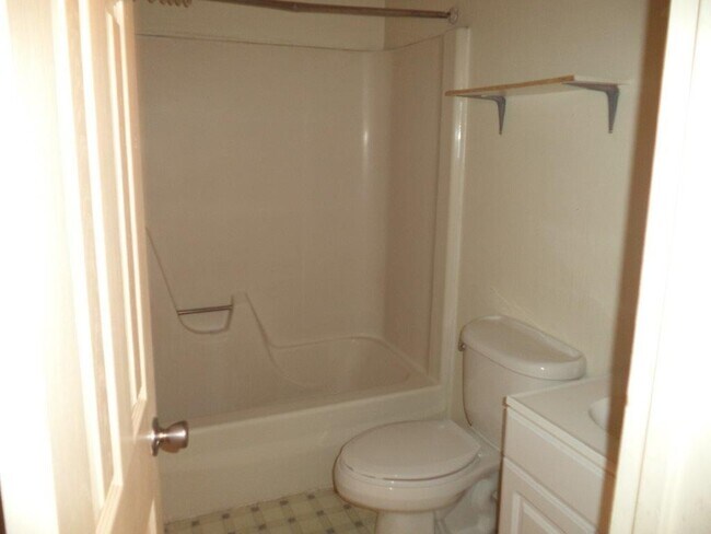Building Photo - 4 Bedroom, 1.5 Bathroom House -- Available...