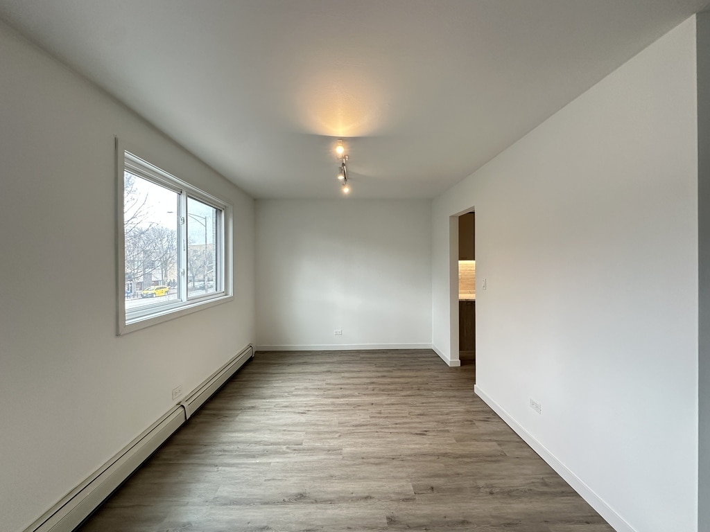 Building Photo - 7621 N Sheridan Rd