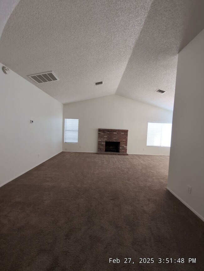 Building Photo - Welcome to your new cozy, immaculate and spacious home!