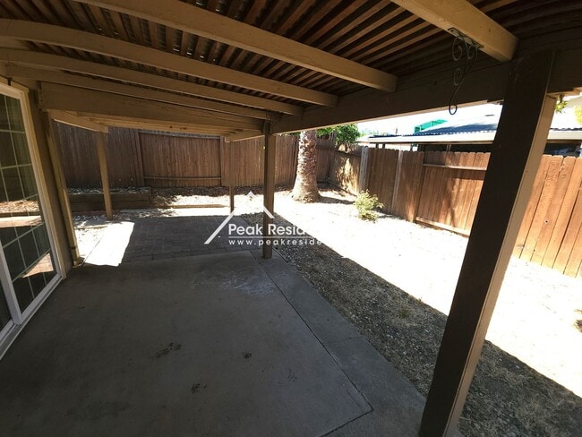 Building Photo - Cute Florin Area 3bd/2ba House with 2 Car ...