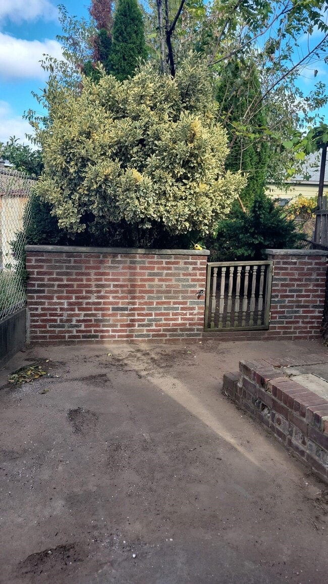 Building Photo - 210 Hamilton St