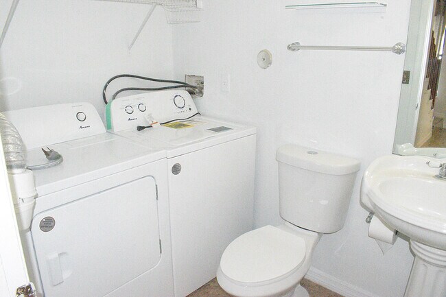 Building Photo - 905 Riverside Dr