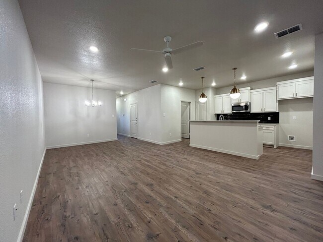 Building Photo - Luxury Townhome in Abbey Glen Community!