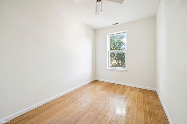 Building Photo - 4 br, 2 bath Triplex - 1708 N 18TH ST Unit...