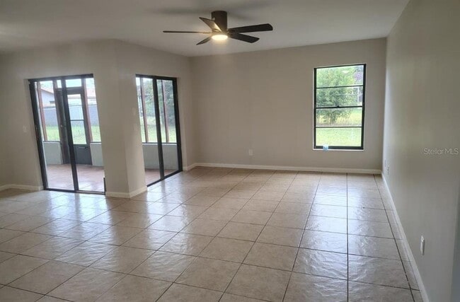 Building Photo - 437 Short Dr