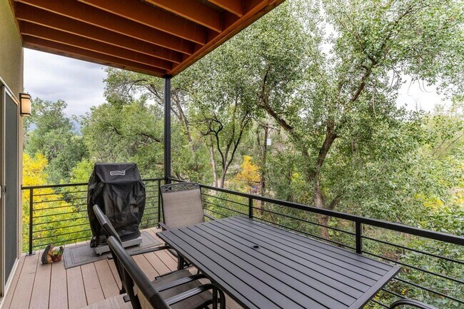 Building Photo - Luxury Townhouse, Minutes from Downtown