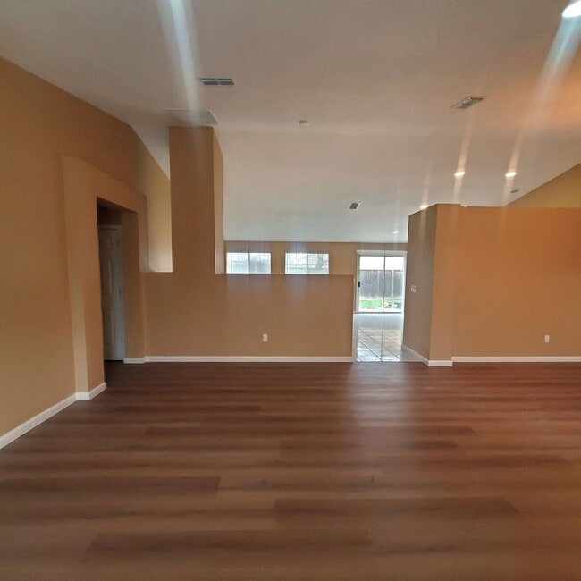 Building Photo - Single Story 3/2 with Great Open Floorplan in Brentwood