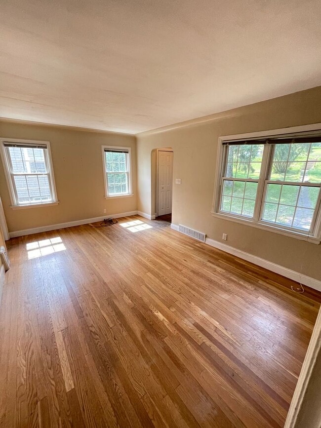 Building Photo - AVAILABLE AUGUST 15th - 2 Bed, 1 Bath With...