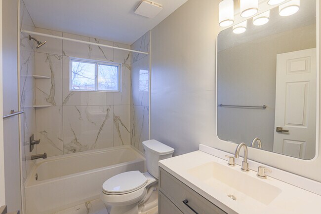 Building Photo - 3 Bedroom home Parkville with Parking