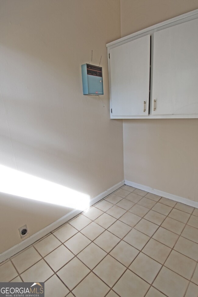 Building Photo - 305 Pinemount Dr
