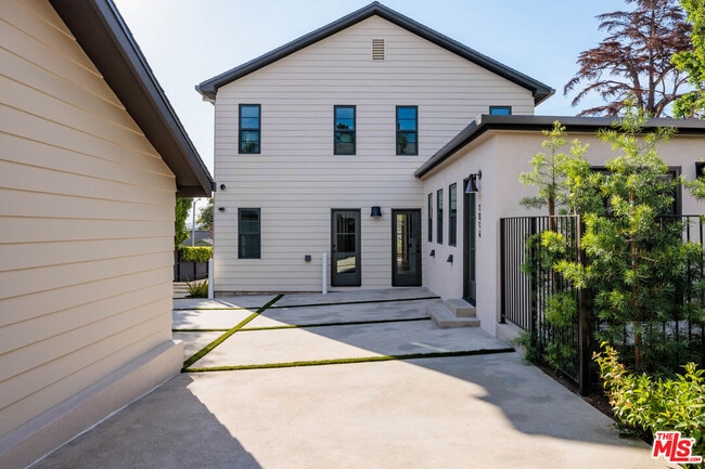 Building Photo - 1016 Manzanita St