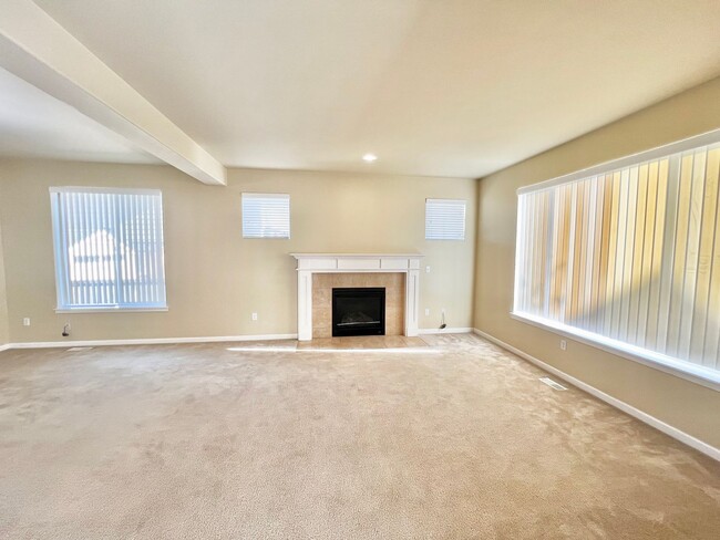 Building Photo - MOVE IN READY: 4bd 2.5ba 2,086 sq ft