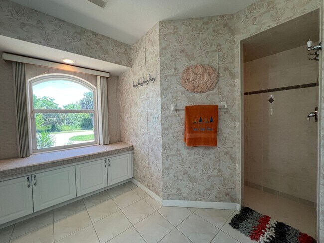 Building Photo - FURNISHED SHORT TERM RENTAL - 3 Bed / 2 Ba...