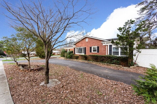 Building Photo - "Charming 3-Bedroom Retreat with Gleaming Hardwood Floors in Westerly Hills!"