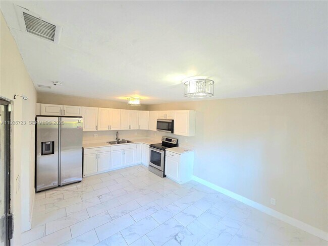 Building Photo - 121 San Remo Blvd