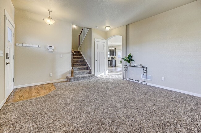 Building Photo - HUGE SIX (6!!!) BD HOME IN LORSON RANCH!