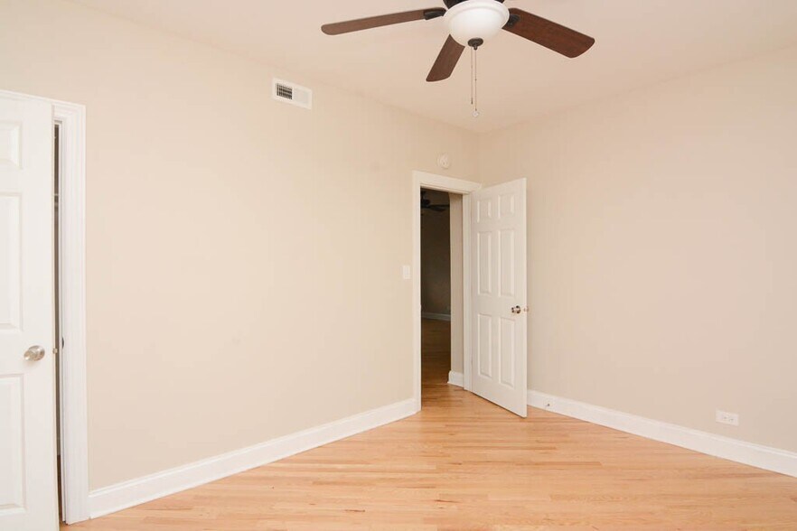 Building Photo - 896 Green Bay Rd