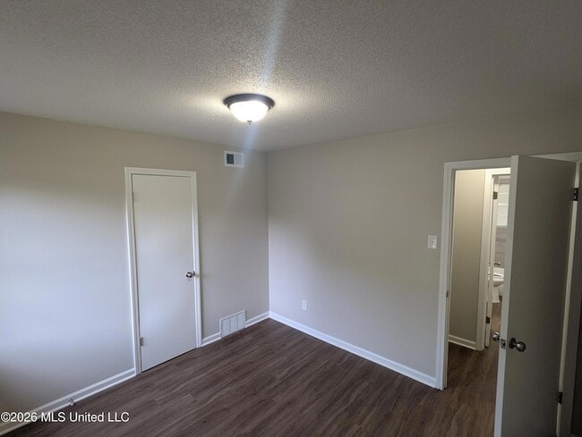 Building Photo - 2628 Hillcrest Dr