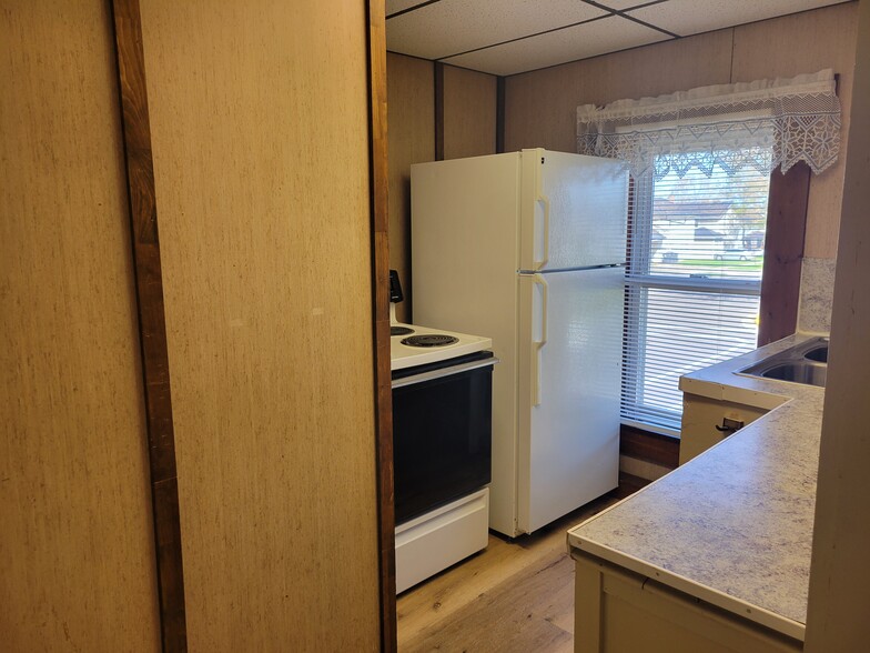 Building Photo - 204 E Broadway Ave