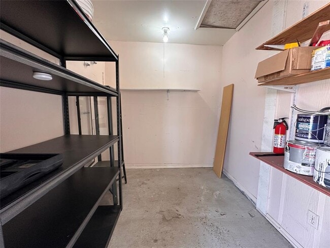 Building Photo - 8617 Putnam Dr