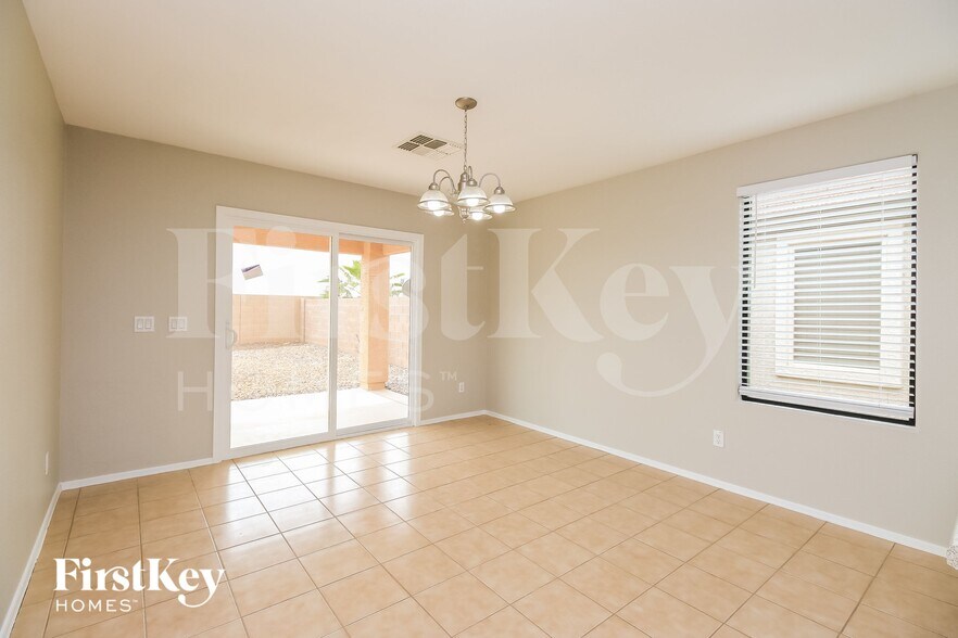 Building Photo - 941 E Leslie Ave