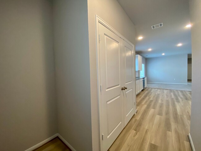 Building Photo - Stylish Comfort Awaits! Brand New 3-Bed Ho...