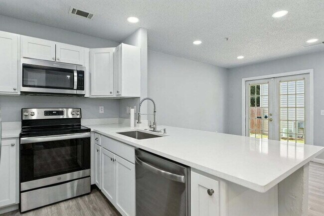 Building Photo - Charming 3-Bed, 2-Bath Townhome!