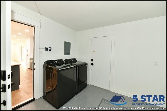 Building Photo - 3217 Wedgewood Dr