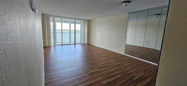 Building Photo - 1175 NE Miami Gardens Dr