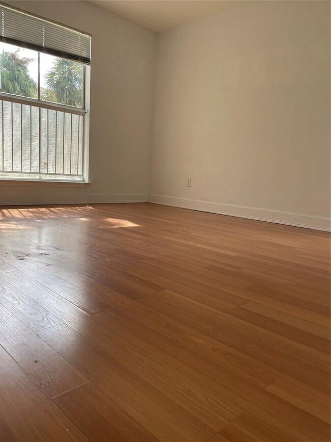 Building Photo - 799 Riverside Dr